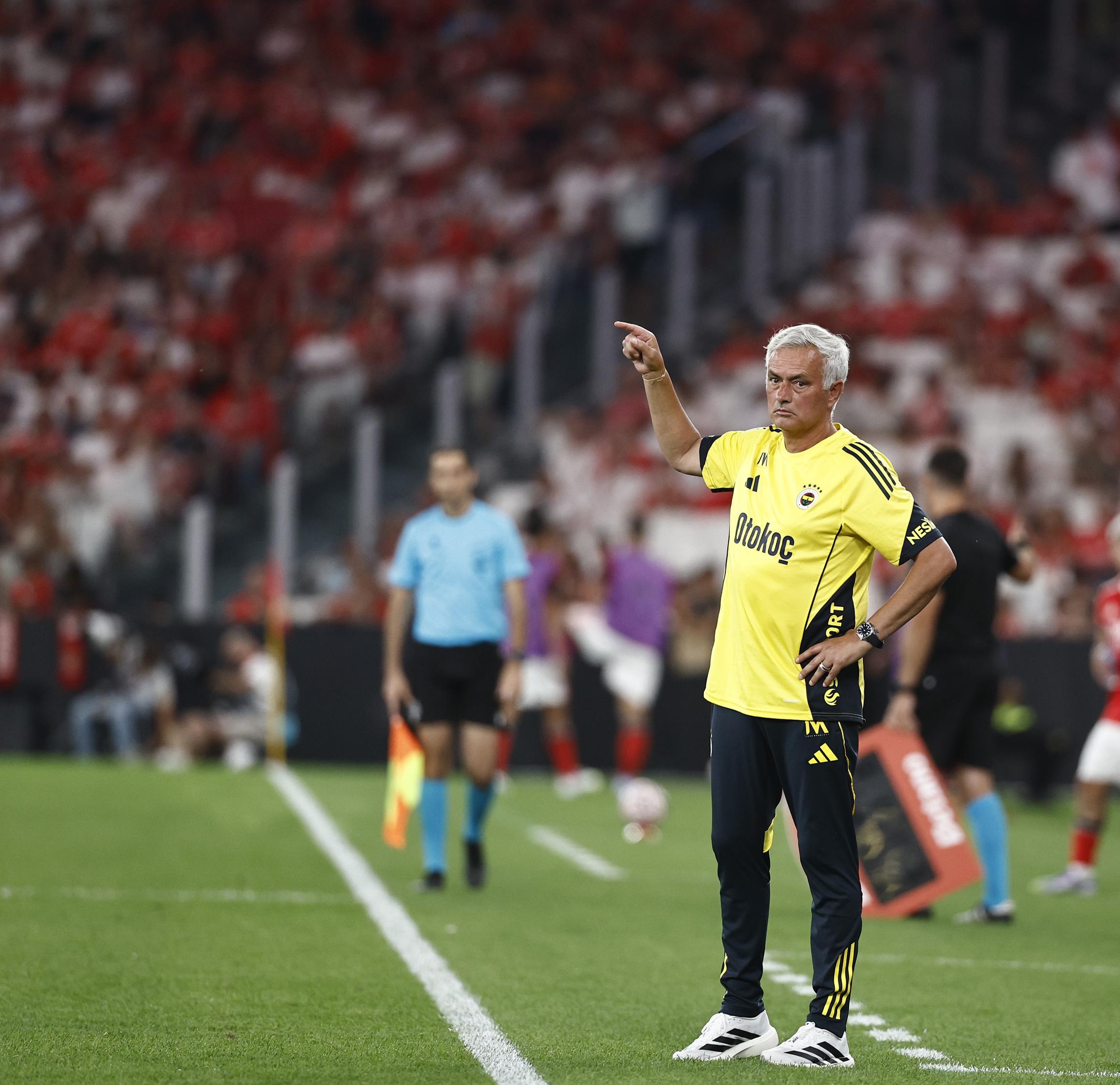 包含切尔西连续败绩让人气铁，主教练绝望宣布放弃的词条