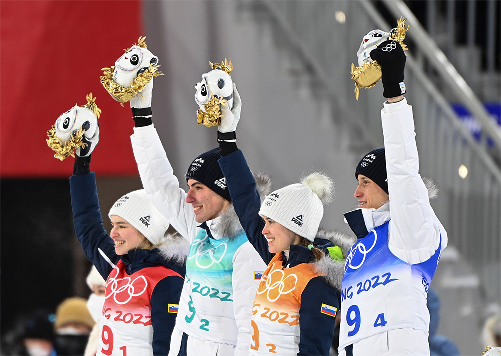 包含西班牙横扫斯洛文尼亚，成功跻身小组前列的词条